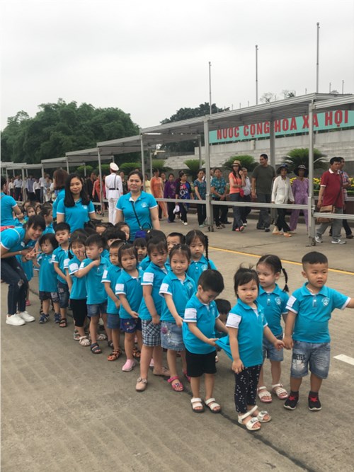 Ngày 10/4/2019 trường mầm non Gia Quất tổ chức cho các bé đi tham quan   Lăng Bác - Xem múa rối cạn .